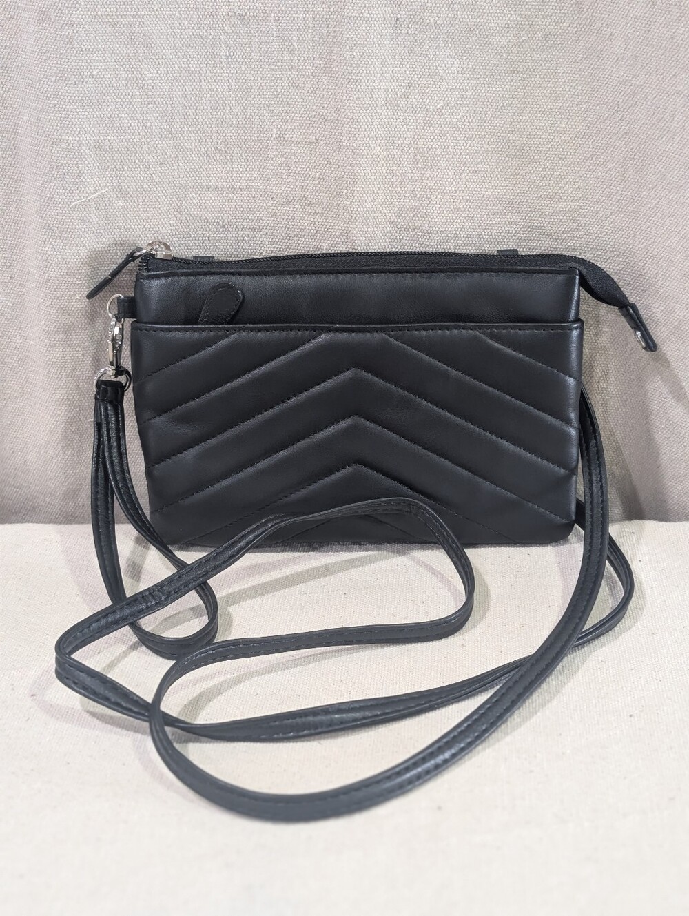 Safe Keeper Black Leather Crossbody Purse Chevron Multi Pockets Travel Vacation